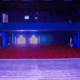 La platea dalle pareti blu che conta ben 220 posti con confortevoli e moderne poltroncine rosse 